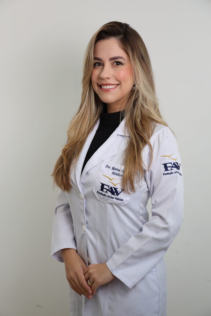 Dra. Marina Coutinho de jaleco — Fundação Altino Ventura