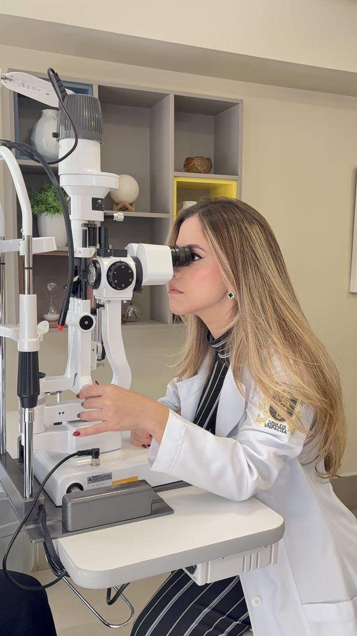 Dra. Marina no exame de lâmpada de fenda
